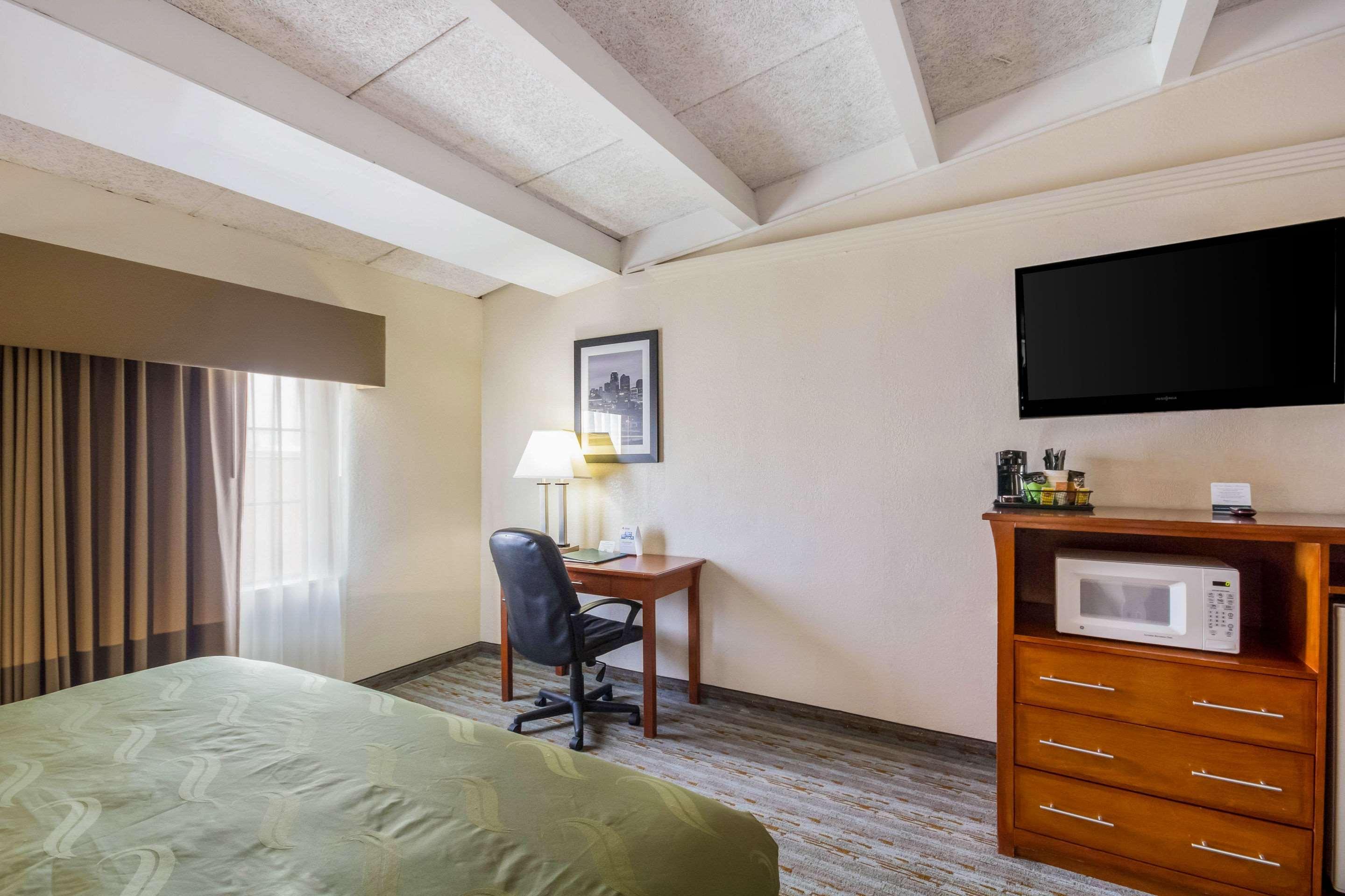 Quality Inn & Suites Kansas City - Independence I-70 East Buitenkant foto
