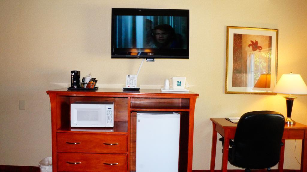 Quality Inn & Suites Kansas City - Independence I-70 East Buitenkant foto