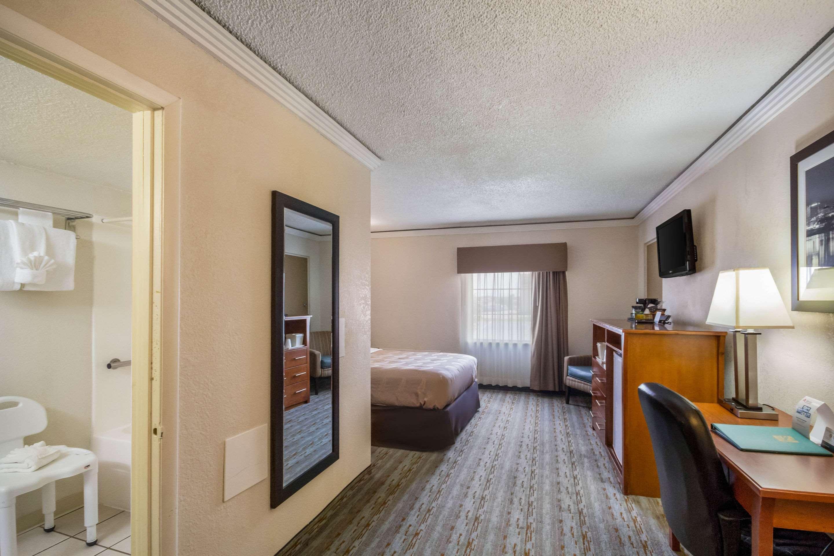 Quality Inn & Suites Kansas City - Independence I-70 East Buitenkant foto