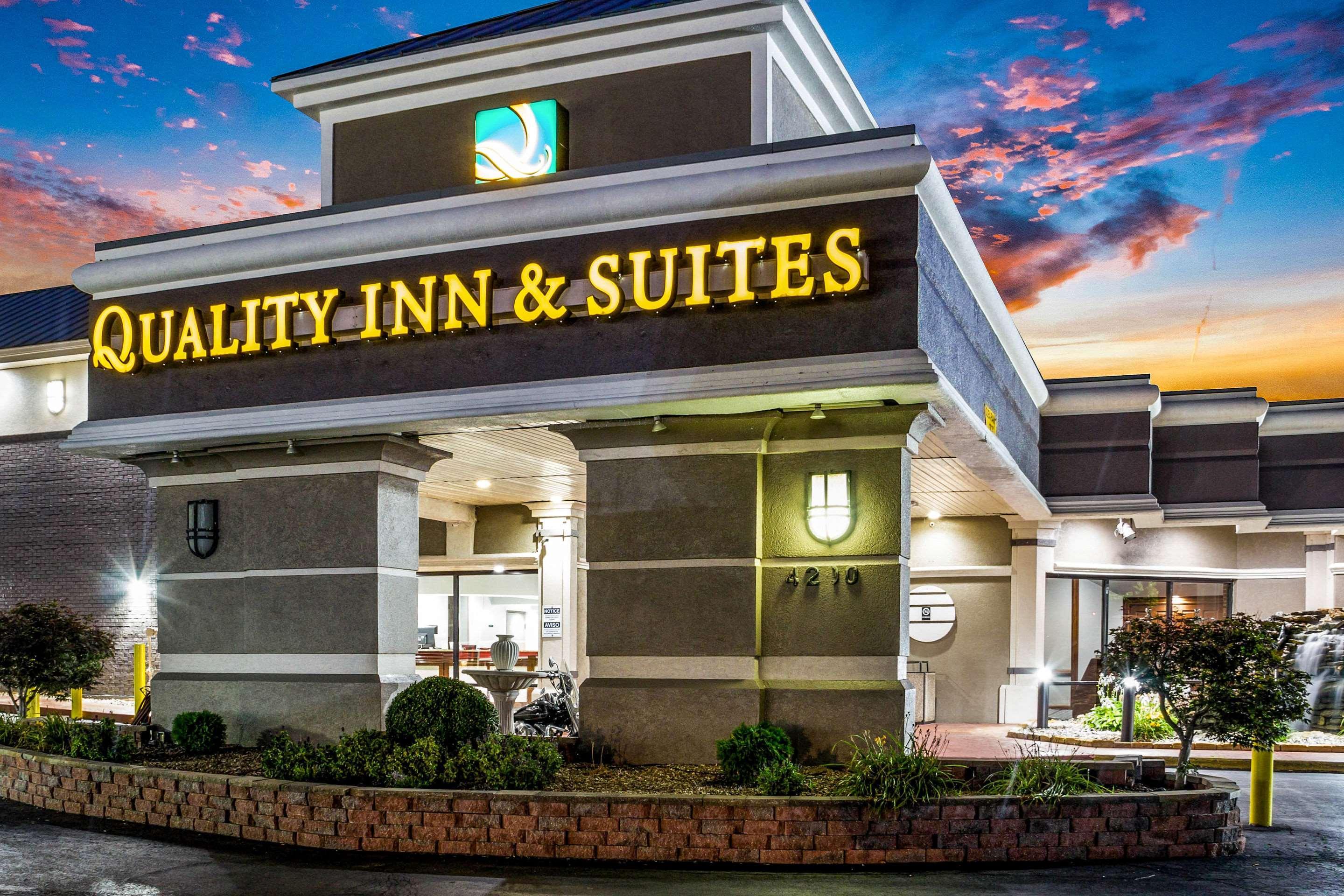Quality Inn & Suites Kansas City - Independence I-70 East Buitenkant foto