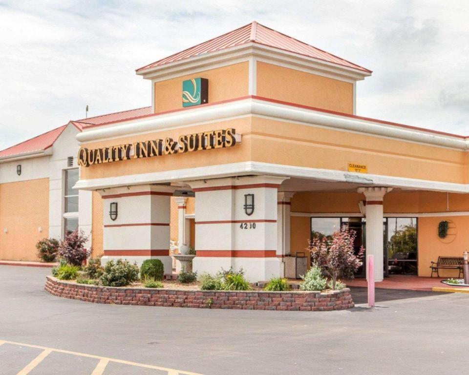 Quality Inn & Suites Kansas City - Independence I-70 East Buitenkant foto