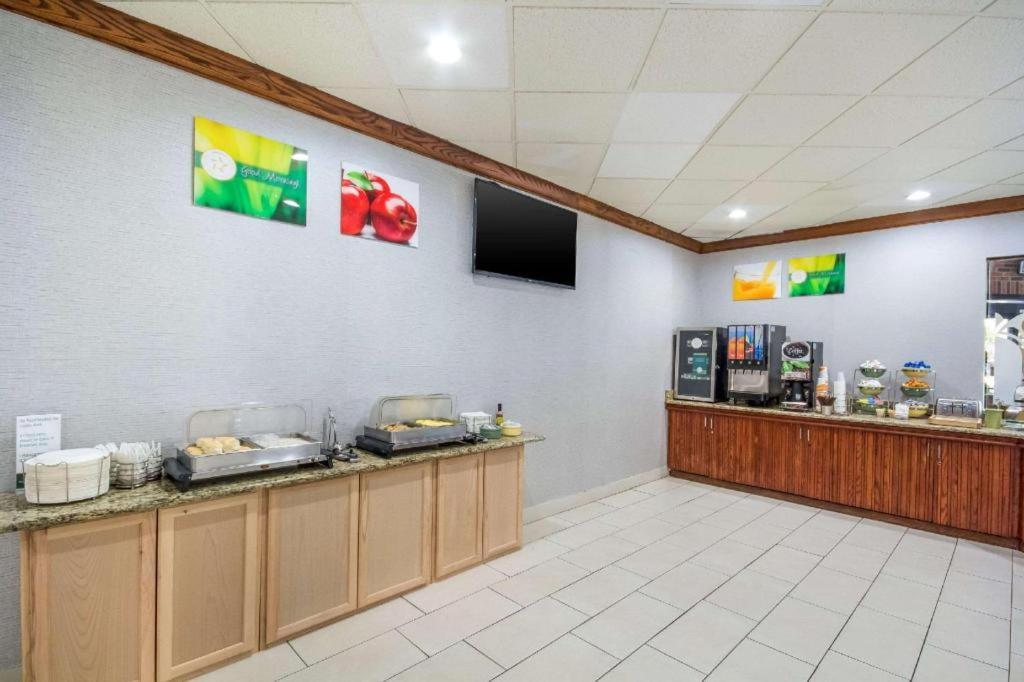 Quality Inn & Suites Kansas City - Independence I-70 East Buitenkant foto