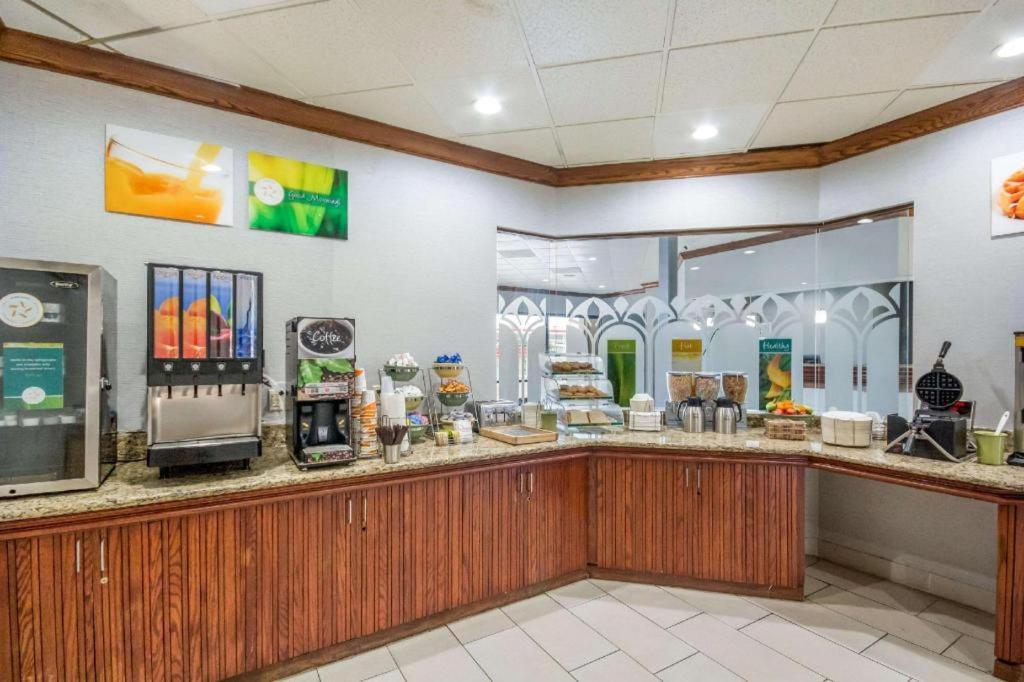 Quality Inn & Suites Kansas City - Independence I-70 East Buitenkant foto